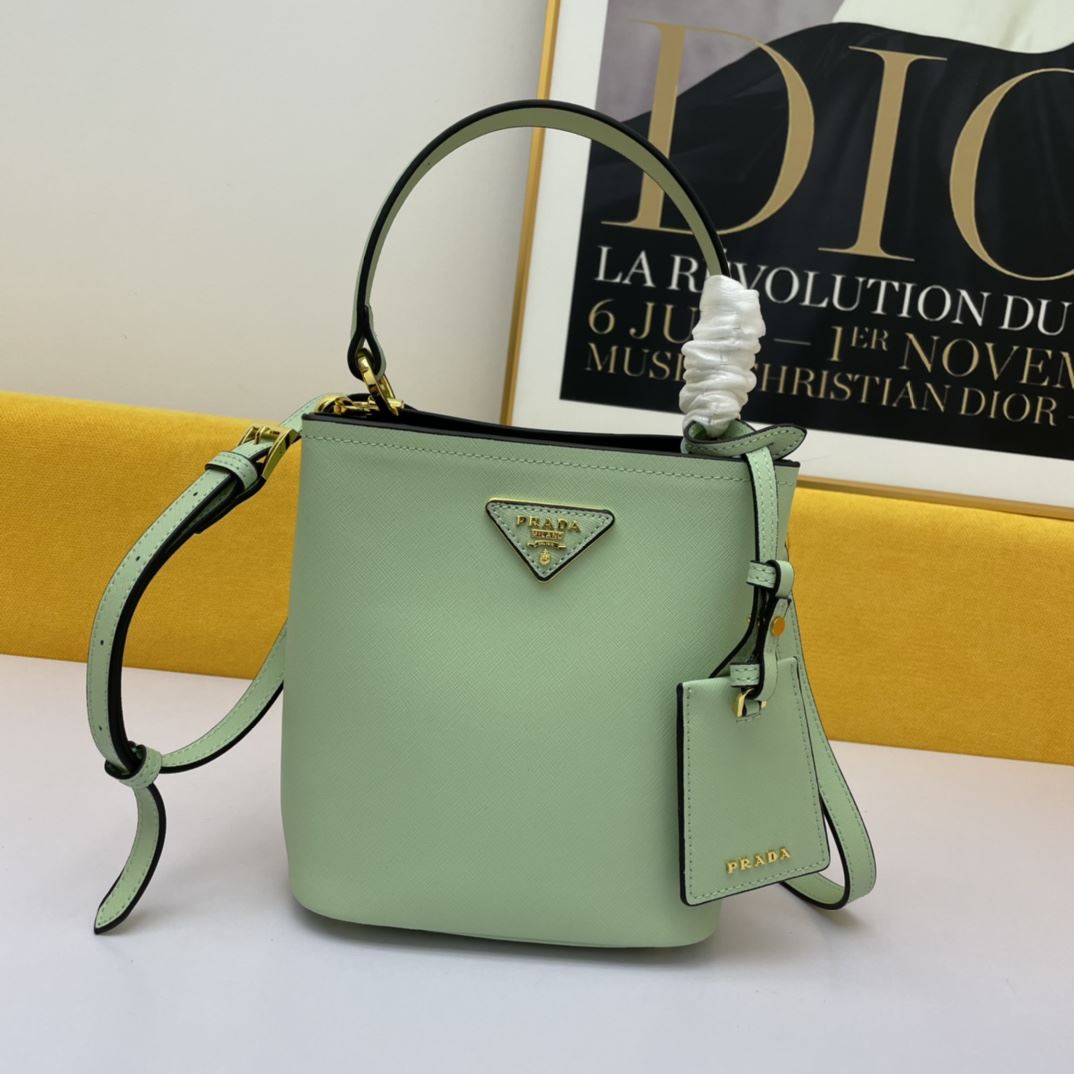 Pra*a shopping bags